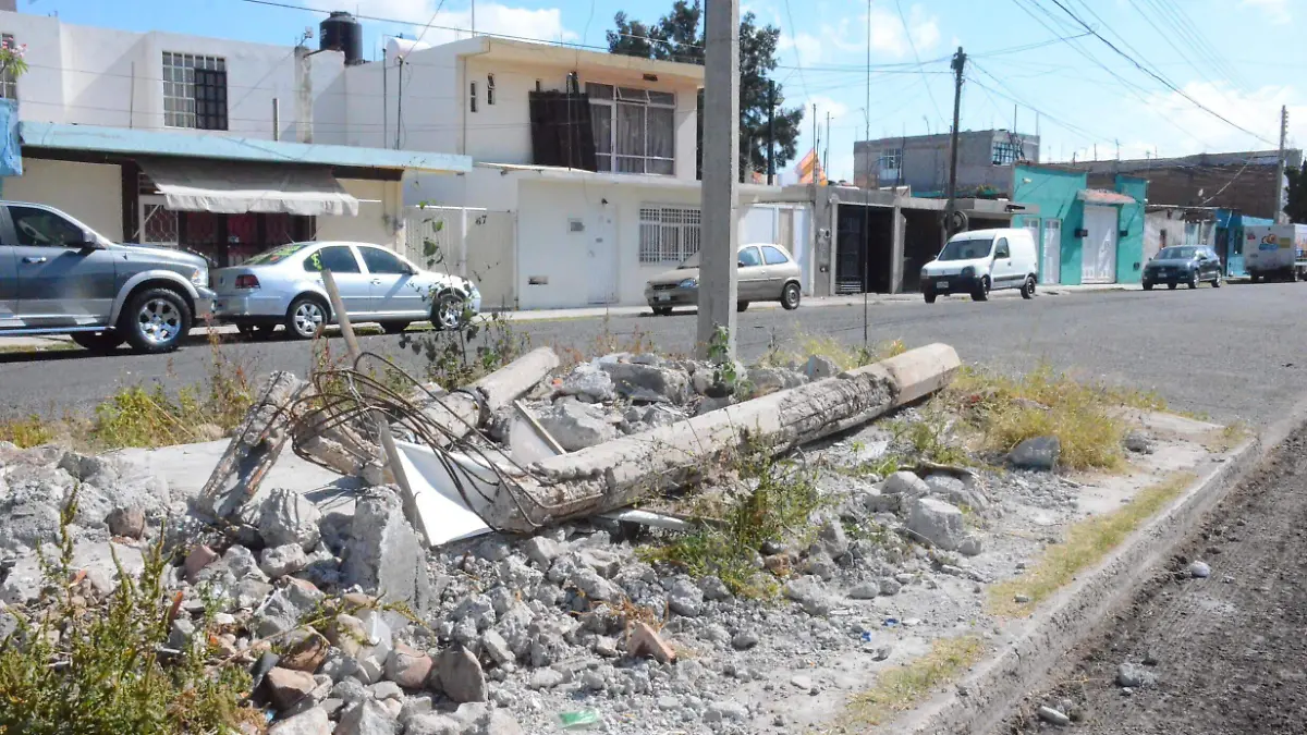 A decir de los vecinos el poste ya presentaba desgaste, lo que pudo ser una causa de su ca_da. Luis Lu_vanos.